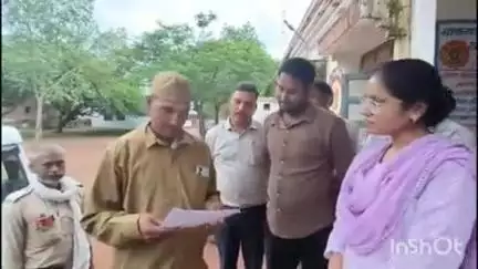 कराहल: कोटवारों ने नई वर्दी को बताया मजाक, कराहल तहसील में प्रदर्शन कर सौंपा ज्ञापन