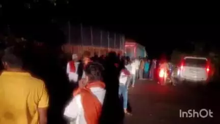 गढ़वा: अनराज घाटी के पास फंसा ट्रक, टला बड़ा हादसा, गढ़वा-रंका मुख्य मार्ग पर सोमवार शाम को हुई घटना