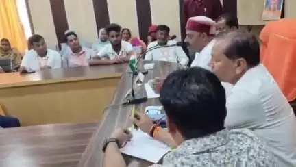गोला: नगर पंचायत कर्मी को बड़हलगंज के सभागार में विदाई दी गई, नगर अध्यक्ष प्रति० ने उपार्जित अवकाश का चेक सौंपा