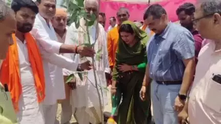 खजनी: खजनी के विधायक और ब्लॉक प्रमुख ने हरिहरपुर स्थित गौशाला में लगाए फलदार और छायादार पौधे
