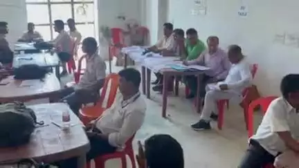 पताही: बेतौना में मुखिया एवं पताही पूर्वी में वार्ड सदस्य पद के उपचुनाव के लिए 70 मतदान कर्मियों को सामग्री का किया गया वितरण