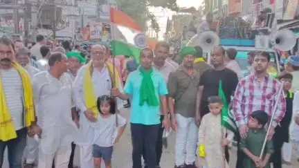 औरंगाबाद: मुहर्रम की 11वीं पर पैगाम ए इंसानियत के सदस्यों ने शांति मार्च निकालकर हिन्दू समुदाय को दिया गुलाब