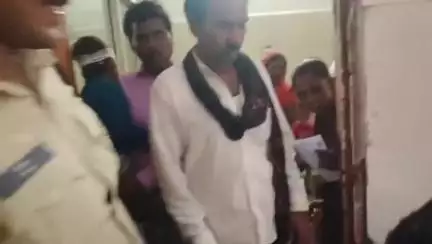 टीकमगढ़: मानिकपुरा गांव के पास शराब के पैसे न देने पर तीन लोगों ने व्यक्ति से की मारपीट, पुलिस ने कराई एमएलसी