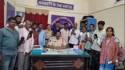 నిజామాబాద్ రూరల్: CEIR పోర్టల్ ద్వారా 11 సెల్ ఫోన్ లను రికవరీ చేసిన నిజామాబాద్ రైల్వే పోలీసులు