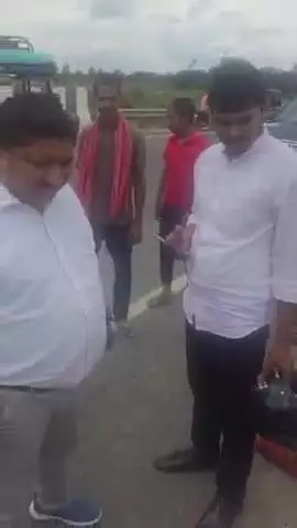 पुपरी: चोरौत के चंद्रसेना गांव में महिला से बैग छीनने के दौरान ई-रिक्शा दुर्घटनाग्रस्त, महिला व चालक हुए जख्मी