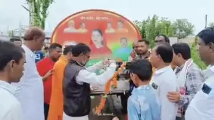 खंडवा: जल संकट पर विधायक ने 18 ग्राम पंचायतों को पानी का टैंकर वितरित किया