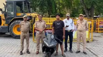 झांसी: झांसी में पुलिस ने 'पटाखा' बुलेट पर ₹12 हजार और बिना नंबर प्लेट वाली बुलेट का ₹6 हजार का चालान काटा, 1 बाइक की सीज
