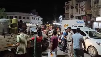 मंदसौर: गांधी चौराहा पर यातायात बाधित कर कुर्सियां बेच रहा था चालक, पुलिस ने पिकअप वाहन किया ज़ब्त