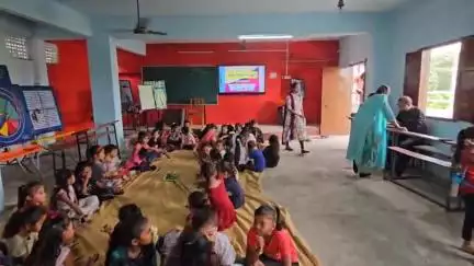 મહેમદાવાદ: જ્ઞાનજ્યોત સ્કુલ ખાતે ગૌરીવ્રત નિમિત્તે શાળામાં અભ્યાસ કરતી દીકરીઓને  નિઃશુલ્ક મહેંદી મુકવાના કાર્યક્રમ યોજાયો