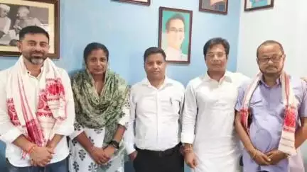 নলবাৰী: চহৰস্থিত ৰাজীৱ ভৱনত জিলা কংগ্ৰেছৰ নৱ নিৰ্বাচিত সভাপতি ৰাতুল পাটোৱাৰীক সম্বধৰ্ণা