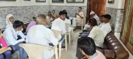 सीतापुर: लोहार बाग में सांसद राकेश राठौर ने जनता दरबार लगाकर जनता की समस्याएं सुनीं, संबंधित अधिकारी से की बातचीत