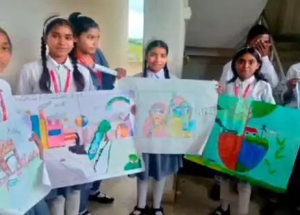 इचाक: बोंगा में श्री आर एस आर रेजिडेंशियल स्कूल में बच्चों के बीच पेंटिंग प्रतियोगिता का आयोजन