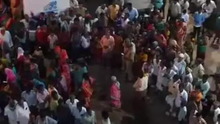 తాడిపత్రి: పెద్దవడుగూరు మండలంలోని దిమ్మనగుడి గ్రామంలో డ్రోన్ కెమెరాలతో సహా పోలీసులు, మొహరం వేడుకల్లో పోలీసుల భద్రత