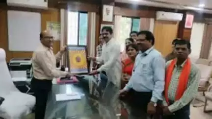 राजिम: शाला प्रबंधन एवं विकास समिति की अध्यक्ष और सदस्यों ने कलेक्टर से की मुलाकात