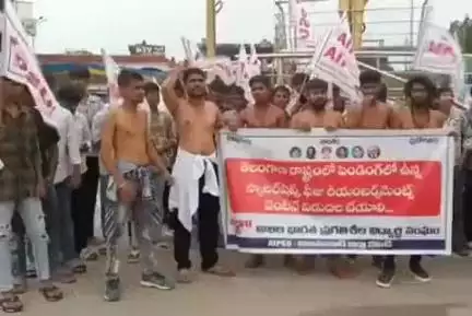 ఆర్మూర్: పెండింగ్‌లో ఉన్న స్కాలర్షిప్, ఫీజు రియంబర్స్మెంట్ నిధులను విడుదల చేయాలని పట్టణంలో AIPSU నాయకులు అర్ధనగ్న ప్రదర్శన
