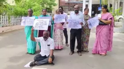 திருவள்ளூர்: பூண்டியில் 1988ல் பட்டா வழங்கியும் அதிகாரிகளின் அலட்சத்தியால் அவதிப்படும் மக்கள்- ஆட்சியர் அலுவலகத்தில் போராடிய பின்னணி