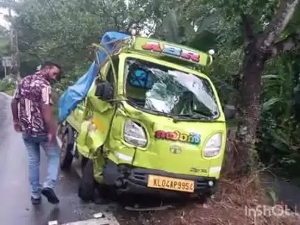 കാർത്തികപ്പള്ളി: വീയപുരത്ത് ഓവർടേക്ക് ചെയ്യുന്നതിനിടെ എയ്സ് വാഗൺ ഓട്ടോറിക്ഷ ഇടിച്ച് തകർത്തു, ഡ്രൈവർക്ക് ഗുരുതര പരിക്ക്