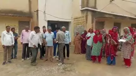 चिड़ावा: पेयजल संकट से जूझ रहे वार्ड-11 के बाशिंदों ने जलदाय विभाग के कार्यालय पहुंचकर समाधान की मांग की