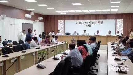 जमुई: DM ने सभा कक्ष में विशेष गहन पुनरीक्षण कार्यक्रम 2025 को लेकर सभी वरीय पदाधिकारियों के साथ की समीक्षात्मक बैठक