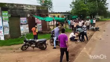 प्रतापगढ़: कोतवाली थाना क्षेत्र के आमलिखेड़ा में दो बाइकों की आमने-सामने हुई भिड़ंत, दो लोग हुए घायल