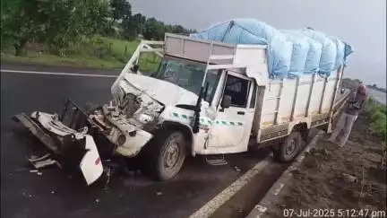 सागर: सुरखी तिराहे पर पिकअप और कंटेनर की टक्कर में आधा दर्जन से अधिक लोग हुए घायल