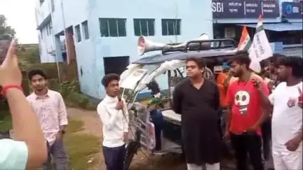 পাড়া: রাজ্যের কলেজগুলোতে ছাত্র-ছাত্রীদের সুরক্ষার দাবিতে পাড়া বাজারে জাতীয় কংগ্রেস ছাত্র পরিষদের প্রতিবাদ পথসভা