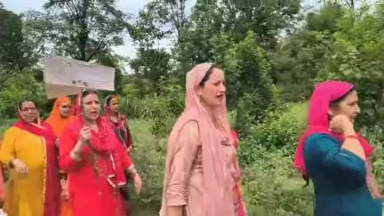 भराड़ी: गाहर में शराब ठेके के खिलाफ महिलाओं और ग्रामीणों का प्रदर्शन जारी
