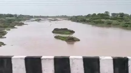 લાલપુર: ભારે વરસાદ પડતાં હરીપર ગામેં આવેલ નદીમાં  આવ્યું ઘોડા પુર