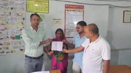 अरियरी: बैकठपुर में पीएम जीवन ज्योति योजना के तहत मृतक के परिजन को ₹2 लाख की सहायता राशि मिली