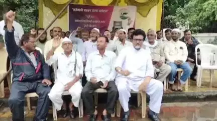 अकोला: शेतकरी विकास मंच वतीने शेतकऱ्यांचे सरसकट कर्जमाफी करावी यासाठी जिल्हाधिकारी कार्यासमोर एकदिवसीय धरणे आंदोलन