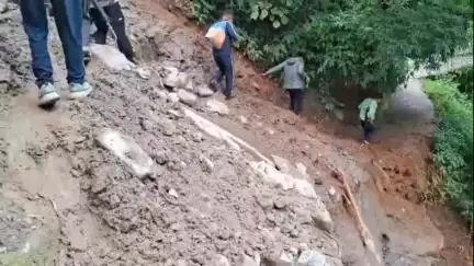 मुनस्यारी: बुंई पातो और रालम को जोड़ने वाला पैदल रास्ता हुआ क्षतिग्रस्त, ग्रामीण परेशान