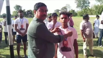 जलालगढ़: प्रखंड में एन डी रूंगटा उच्च विद्यालय के मैदान में मशाल प्रतियोगिता में छात्र-छात्राओं ने अपनी प्रतिभा का किया प्रदर्शन