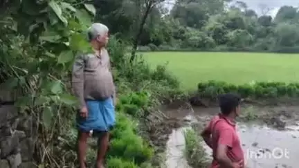 मांडू: जदयू सांसद खीरू महतो ने केदला में अपने आवास के पास खेत में धान की रोपाई शुरू की