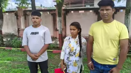 चम्पावत: नाबालिक बच्ची ने अनाथ बच्चों से केसीसी ऋण पर वसूले जा रहे ब्याज की शिकायत लेकर डीएम के दरबार में पहुंची