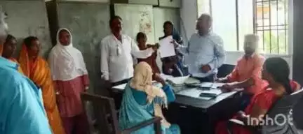 मेराल: मेराल प्रखंड: बाना पंचायत के उप मुखिया समेत 12 वार्ड सदस्यों ने मुखिया गौरी देवी के खिलाफ BDO को आवेदन सौंपा