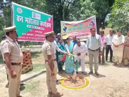 भीटी: पौधों की बारात में छात्रों, अधिकारियों और स्थानीय नागरिकों ने लिया पौधारोपण का संकल्प