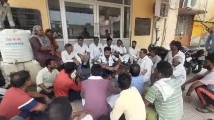 सूरतगढ़: पानी की निकासी और अतिक्रमण के खिलाफ आक्रोश, नगरपालिका कार्यालय पर गुस्साए जनप्रतिनिधियों ने किया धरना प्रदर्शन