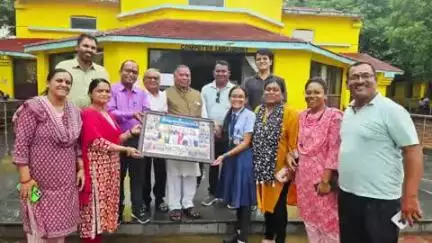 राजिम: स्वामी आत्मानंद शासकीय उत्कृष्ट अंग्रेजी माध्यम विद्यालय में उत्कृष्ट प्रदर्शन करने वाले छात्रों को पुरस्कृत किया गया