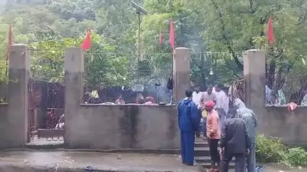 বাঘমুণ্ডী: ঝালদা বাঘমুন্ডি সড়কের উপর দুয়ারসিনী পূজায় ব্যাপক সংখ্যক ভক্তের সমাগম