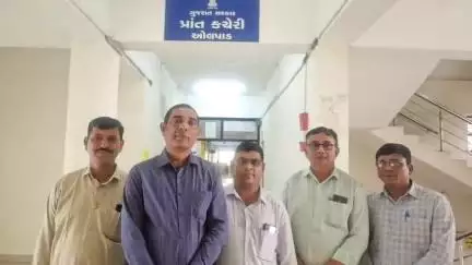 ઓલપાડ: ઓલપાડ તાલુકા પ્રાથમિક શિક્ષક સંઘે બુથ લેવલ ઓફિસર તરીકે શિક્ષકોની નિમણૂંક અંગે પ્રાંત અધિકારીને આવેદનપત્ર આપ્યું.