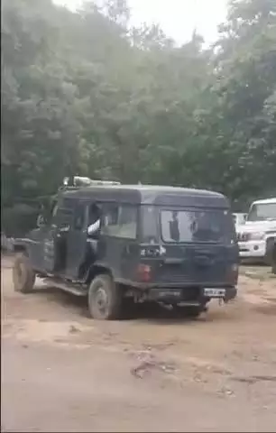 चीनोर: भाजपा के झंडे को सड़क के गड्ढे में लगाने के आरोप में आम आदमी पार्टी के नेता गिरफ्तार