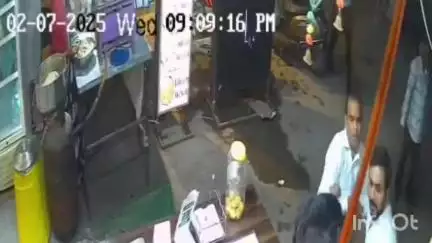 उज्जैन शहर: महाकाल लोक के सामने ग्राहक बुलाने पर दो रेस्टोरेंट संचालकों में मारपीट, सीसीटीवी फुटेज आया सामने