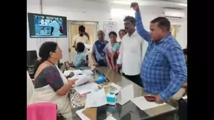 భీమిలి: పీజీఅర్ఎస్ ఫిర్యాదులను నిర్నీత సమయంలో పరిష్కరించాలని ఆదేశించిన జోన్2 కమిషనర్ కె.కనకమహాలక్ష్మి