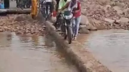 बमोरी: कोहन नदी के पुल से जान जोखिम में डालकर निकलने को मजबूर हैं लोग