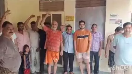 मीरगंज: बिजली कटौती से आक्रोशित लोगों ने विद्युत उपखंड मीरगंज पर किया धरना प्रदर्शन और नारेबाजी