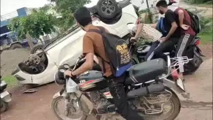 केशोरायपाटन: चरडाना फाटक के पास मेगा हाइवे पर मवेशियों से टकराकर पलटी कार, हादसे में कार सवार 2 लोग बाल-बाल बचे, कार हुई क्षतिग्रस्त