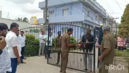 ಬಂಗಾರಪೇಟೆ: ತಾಲೂಕಿನ ಅಮರಾವತಿ ಬಡಾವಣೆಯಲ್ಲಿ ರಸ್ತೆಯಲ್ಲಿ ಪ್ರಭಾವಿಗಳು ಇಟ್ಟಿದ್ದ  ಗೇಟ್ ನ್ನು ತೆರವುಗೊಳಿಸಿದ ಪುರಸಭೆ ಅಧಿಕಾರಿಗಳು