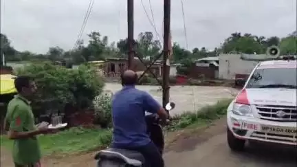 सोहागपुर: टाँकी नाले के पास के घरों से लोगों को नगर पालिका ने सुरक्षित रैन बसेरे में पहुंचाया