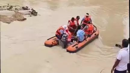बरही: ताली रोहनिया गांव में हलफल नदी के तेज बहाव में वृद्ध बहा, एसडीआरएफ टीम तलाश कर रही है
