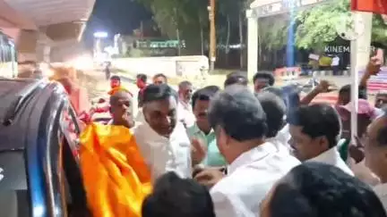 ஆம்பூர்: பேருந்து நிலையத்தில் மக்களை காப்போம் தமிழகத்தை மீட்போம் எழுச்சி பயணம் குறித்து வாகனங்களில் ஸ்டிக்கர் ஒட்டிய முன்னாள் அமைச்சர் கே.சி. வீரமணி